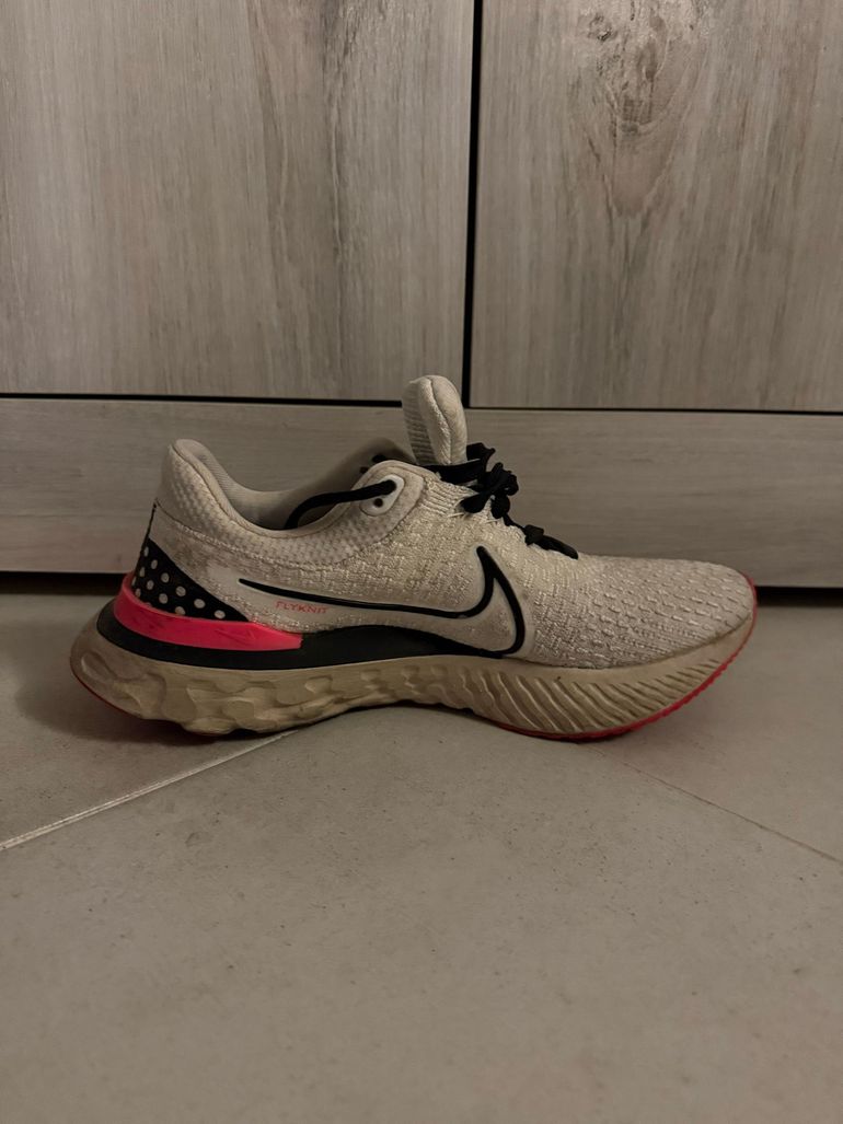 Used Nike react flyknit bike — image 3 of 5