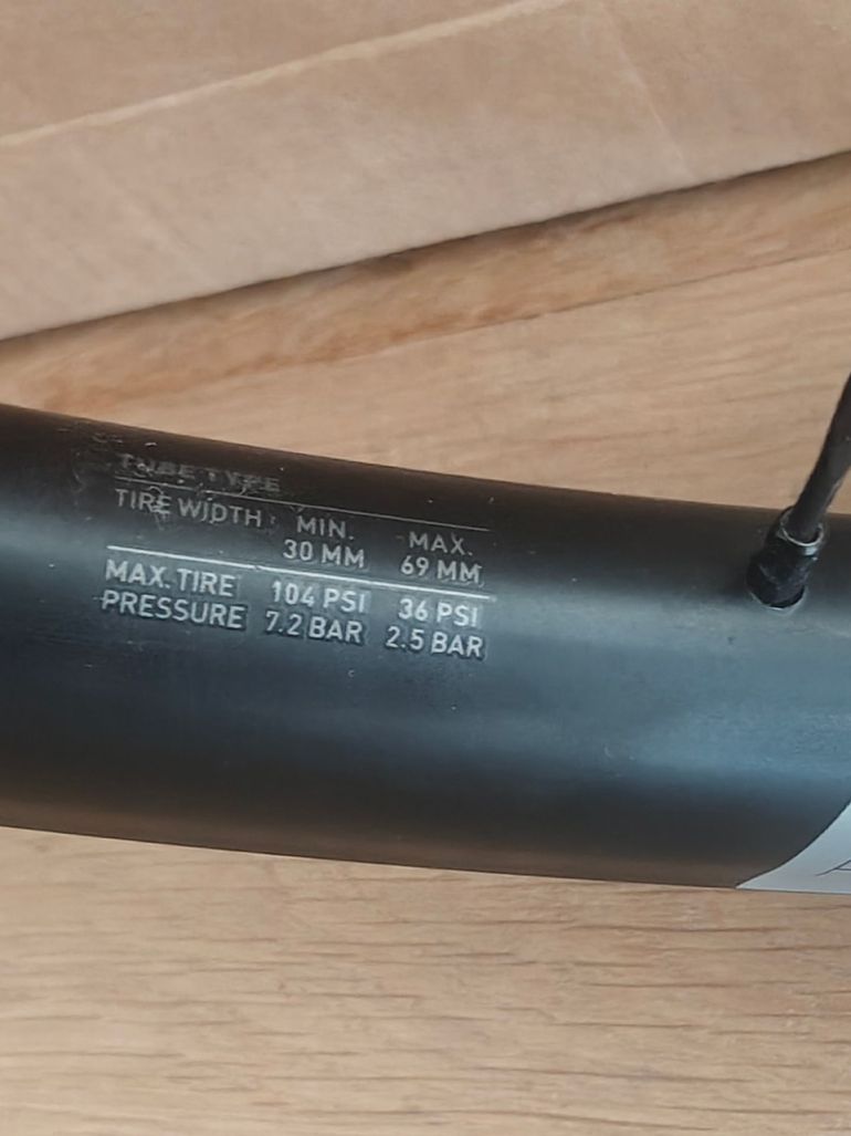 Used Dt Swiss G1800 bike — image 4 of 12