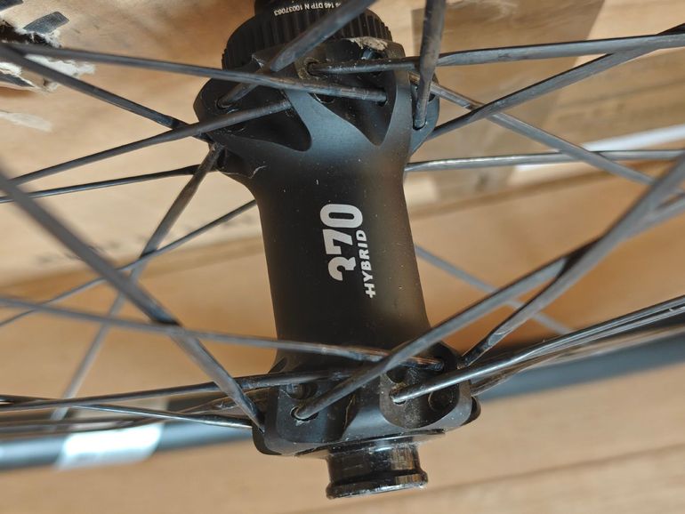 Used Dt Swiss G1800 bike — image 5 of 12