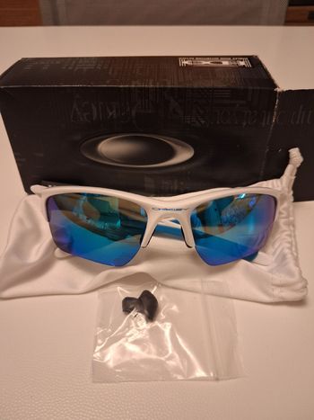 Oakley, .