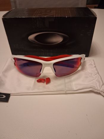 Oakley, .