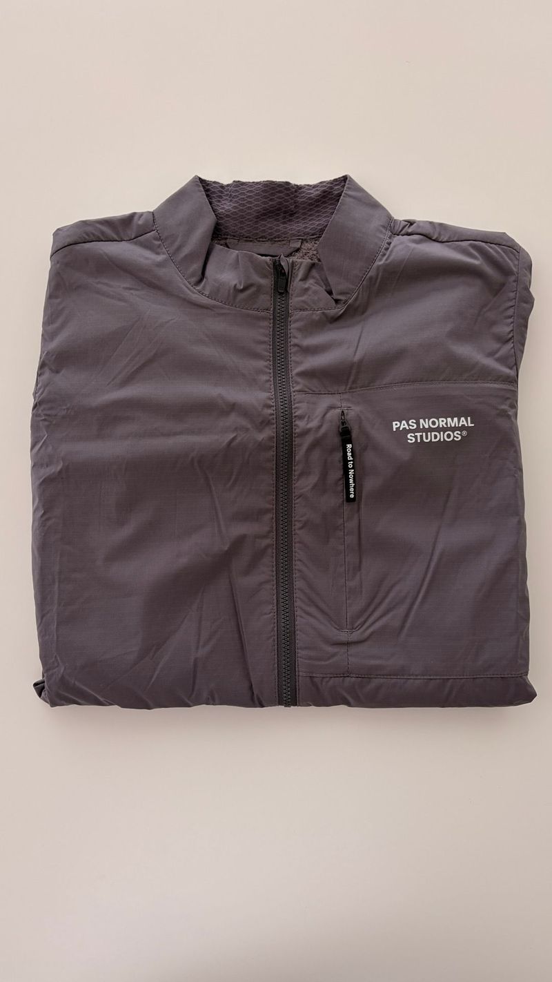 Tweedehands Pas Normal Studios Essential Insulated Jacket 2025 Cycling Clothing