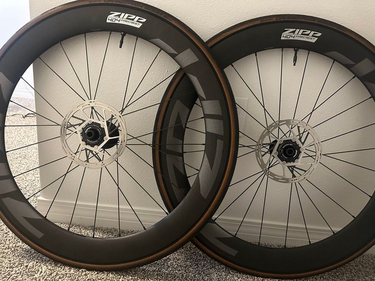 Used Zipp 404 Firecrest Tubeless Disc Wheel 2024 bike — image 2 of 3