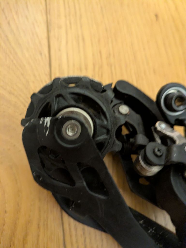 Used Shimano 105 Di2 RD-R7150 + FD-R7150 2025 bike — image 5 of 6