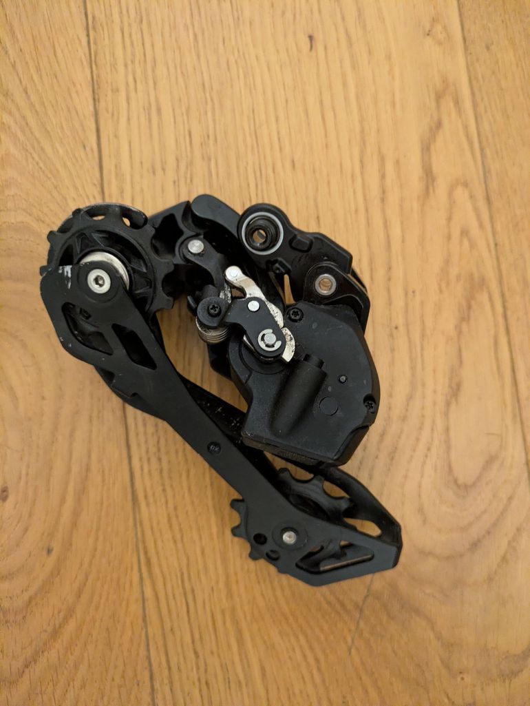Used Shimano 105 Di2 RD-R7150 + FD-R7150 2025 bike — image 4 of 6