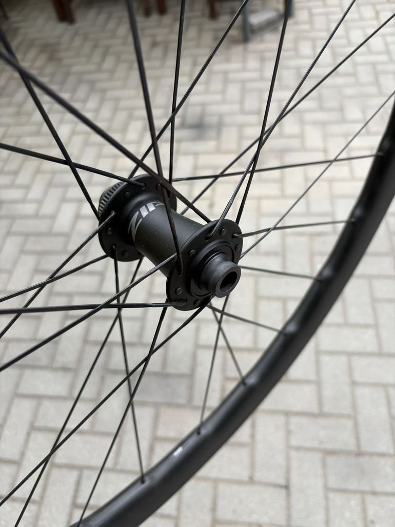 Used Zipp 353 NSW Tubeless Disc-brake Wheelset bike — image 9 of 31