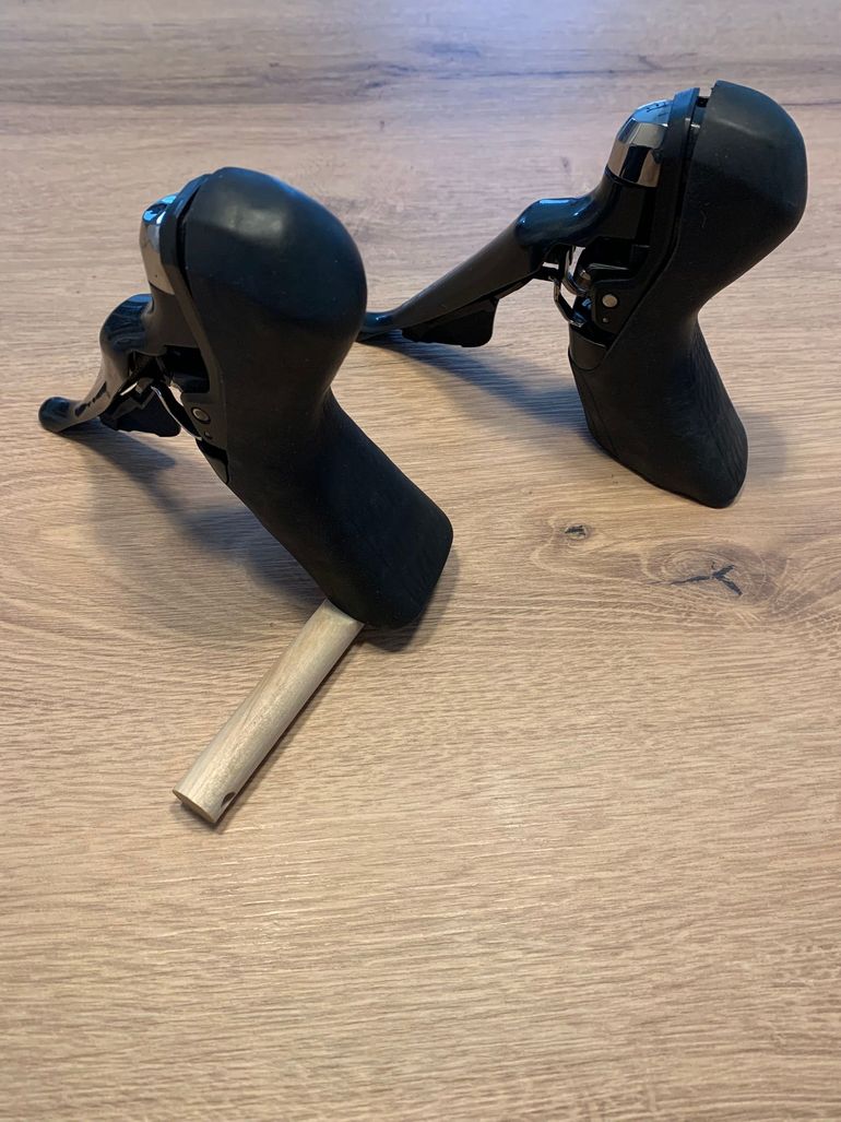 Used Shimano Ultegra R8020 Hydraulic Disc Brake Dual Control Lever bike — image 2 of 3