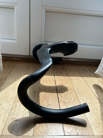 Used Trek Madone Slr gen 8 cockpit 2025 bike — image 3 of 4