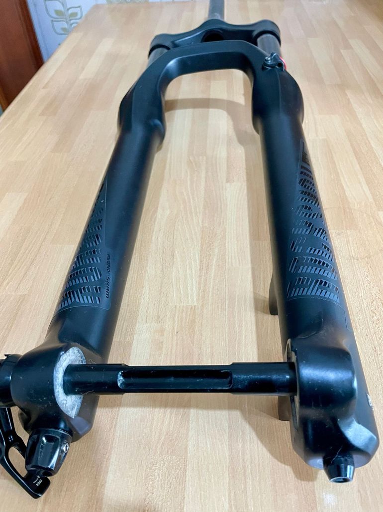 Used RockShox Yari RC 27.5" 190mm bike — image 5 of 9