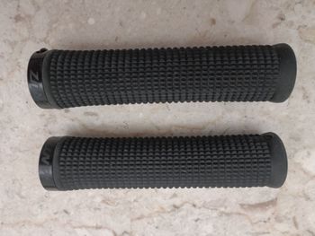 Used Santa Cruz House Grips 2023 bike — image 3 of 4