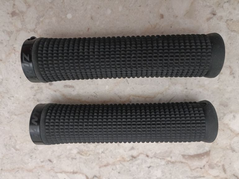Used Santa Cruz House Grips 2023 bike — image 3 of 4
