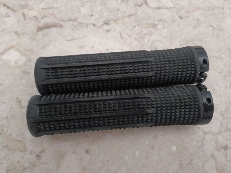 Used Santa Cruz House Grips 2023 bike — image 1 of 4
