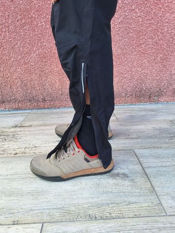 Used Gorewear Endure GoreTex bike — image 5 of 8