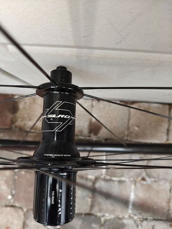 Used Giant SLR 0 40mm carbon rimbrake wheelset 2019 bike — image 10 of 15