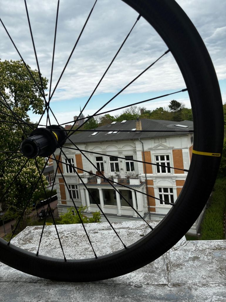 Used Mavic Cosmic SL 45 Disc 23mm 2022 bike — image 1 of 5