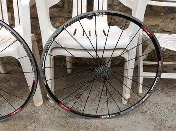 Used Dt Swiss R1700 Wheelset bike — image 2 of 7