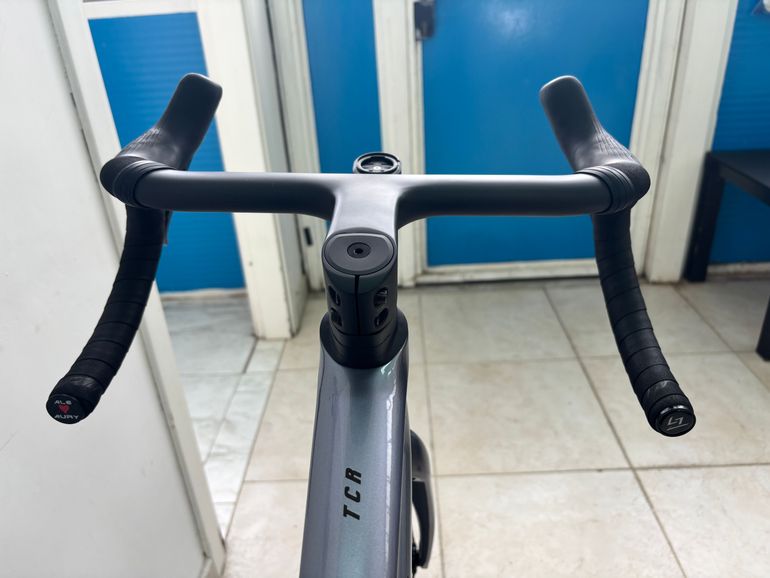 Used Cadex Race 2025 bike — image 2 of 5