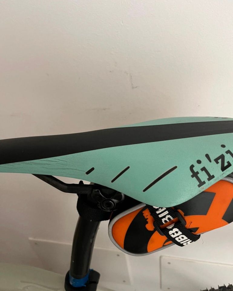 Used Fizik airone carbon bike — image 3 of 4