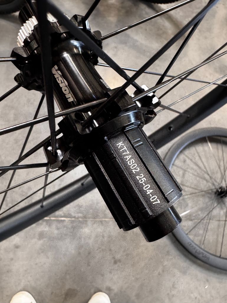 Used Vision SC 45 i23 Carbon 700c Disc Center Lock Tubeless Ready bike — image 7 of 12