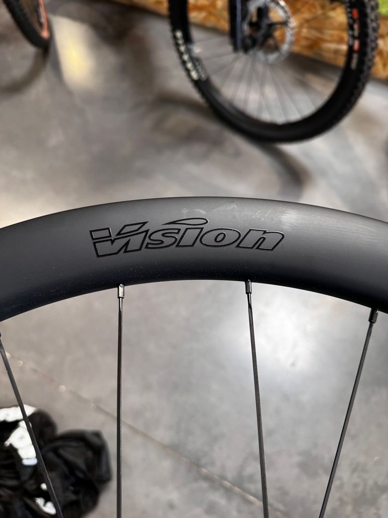 Used Vision SC 45 i23 Carbon 700c Disc Center Lock Tubeless Ready bike — image 5 of 12