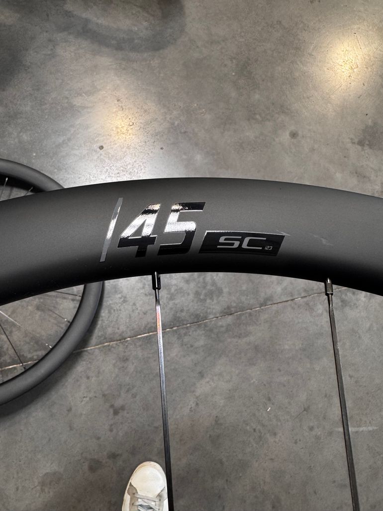 Used Vision SC 45 i23 Carbon 700c Disc Center Lock Tubeless Ready bike — image 10 of 12