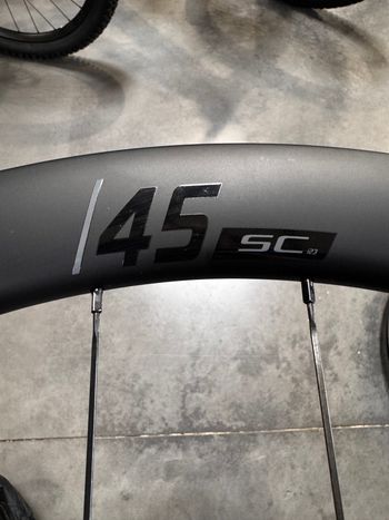 Used Vision SC 45 i23 Carbon 700c Disc Center Lock Tubeless Ready bike — image 6 of 12