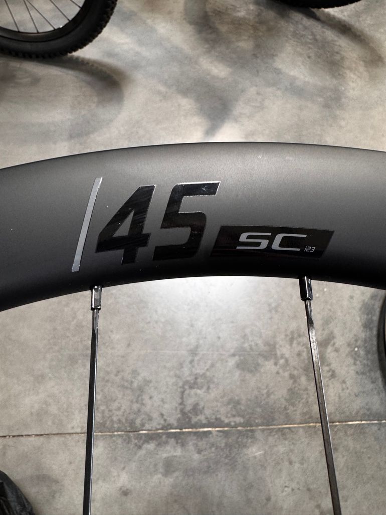 Used Vision SC 45 i23 Carbon 700c Disc Center Lock Tubeless Ready bike — image 6 of 12
