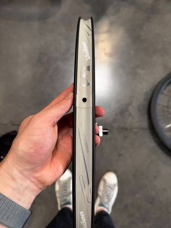 Used Vision SC 45 i23 Carbon 700c Disc Center Lock Tubeless Ready bike — image 9 of 12