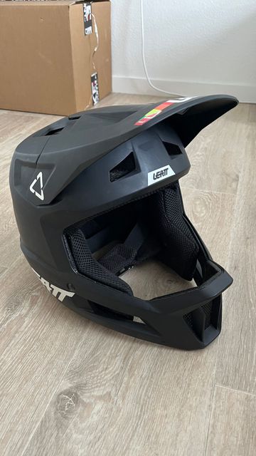 Used LEATT Gravity 1.0 Helmet bike — image 1 of 7