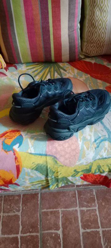 Adidas Ozweego Noir Taille 37.5 Running Shoes usato