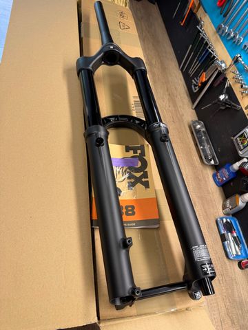 Used Fox 38 Performance 180 mm 2025 bike — image 2 of 4