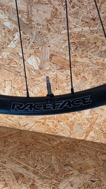 Used Race Face Next SL Carbon Boost 29 2022 bike — image 3 of 13