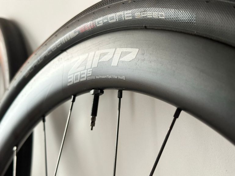 Used Zipp 303S Carbon Tubeless Disc Wheelset 2024 bike — image 6 of 9