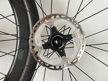Used Zipp 303S Carbon Tubeless Disc Wheelset 2024 bike — image 3 of 9