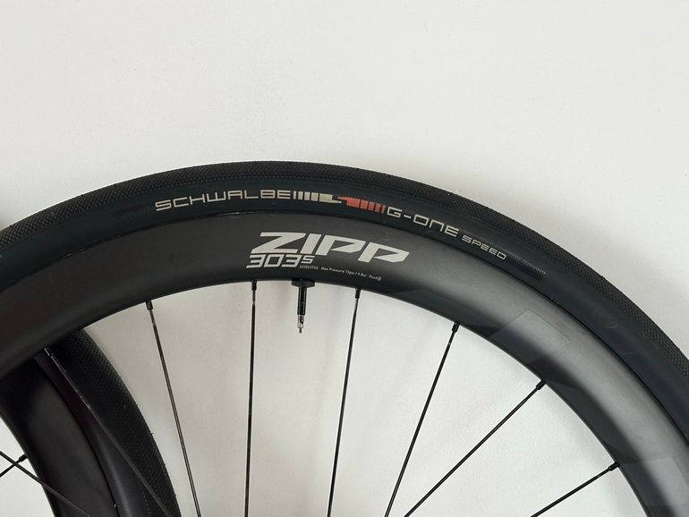 Used Zipp 303S Carbon Tubeless Disc Wheelset 2024 bike — image 2 of 9
