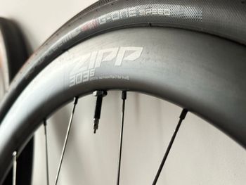Used Zipp 303S Carbon Tubeless Disc Wheelset 2024 bike — image 7 of 9