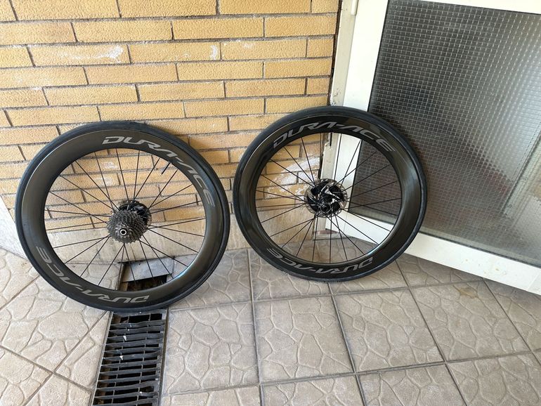 Used Shimano Ruote carbonio profilo alto (60) tubolari Vittoria Grand prox graphene 2. bike — image 1 of 5