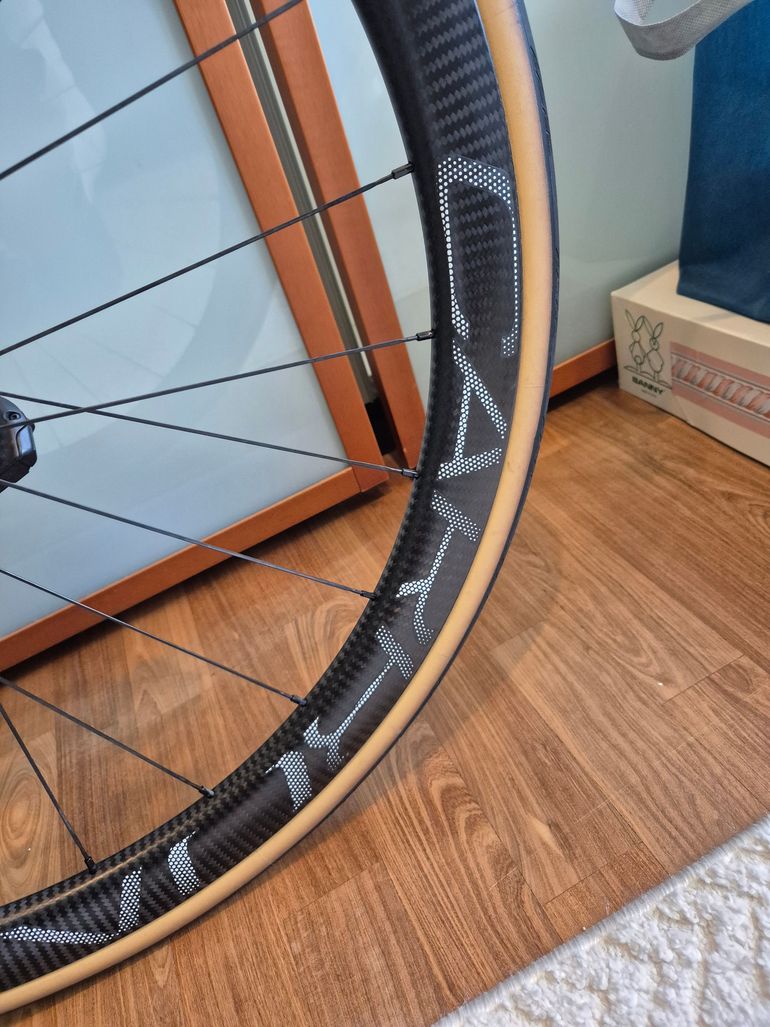 Used space carbon WS Road Wheelset with DT Swiss 180 SP Ceramic Hubs 2024 bike — image 5 of 12