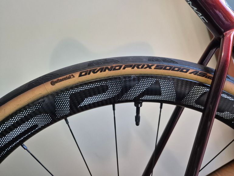 Used space carbon WS Road Wheelset with DT Swiss 180 SP Ceramic Hubs 2024 bike — image 7 of 12