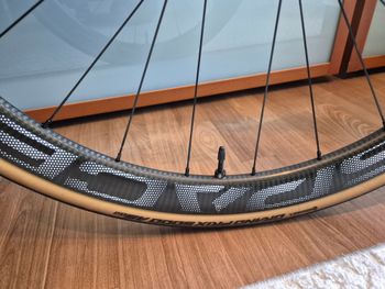 Used space carbon WS Road Wheelset with DT Swiss 180 SP Ceramic Hubs 2024 bike — image 10 of 12