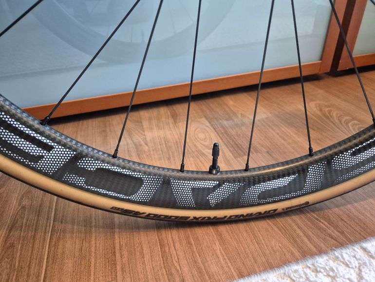 Used space carbon WS Road Wheelset with DT Swiss 180 SP Ceramic Hubs 2024 bike — image 10 of 12