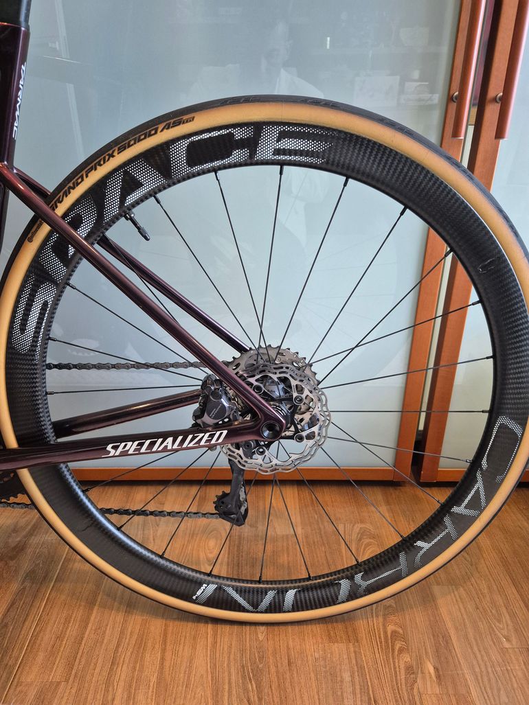 Used space carbon WS Road Wheelset with DT Swiss 180 SP Ceramic Hubs 2024 bike — image 6 of 12