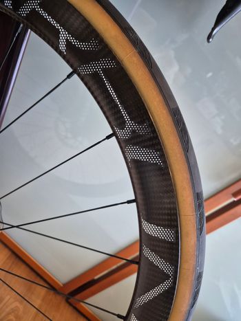 Used space carbon WS Road Wheelset with DT Swiss 180 SP Ceramic Hubs 2024 bike — image 11 of 12
