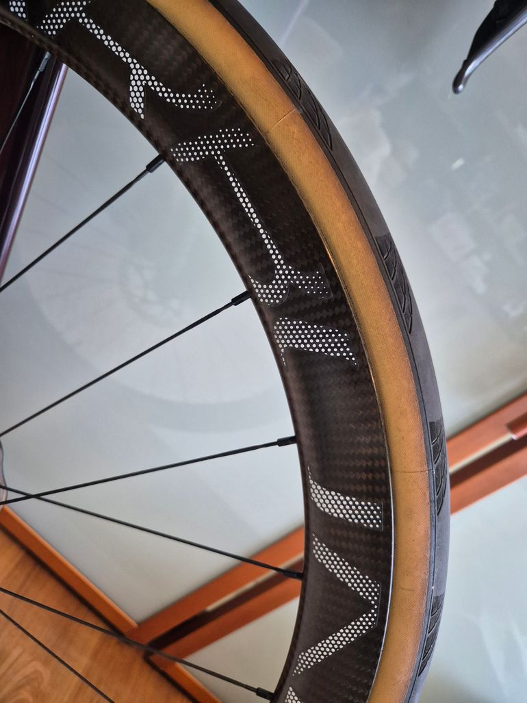 Used space carbon WS Road Wheelset with DT Swiss 180 SP Ceramic Hubs 2024 bike — image 11 of 12