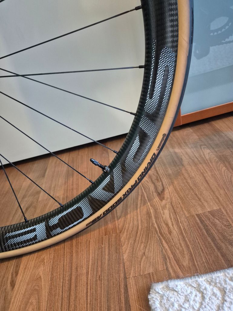 Used space carbon WS Road Wheelset with DT Swiss 180 SP Ceramic Hubs 2024 bike — image 2 of 12