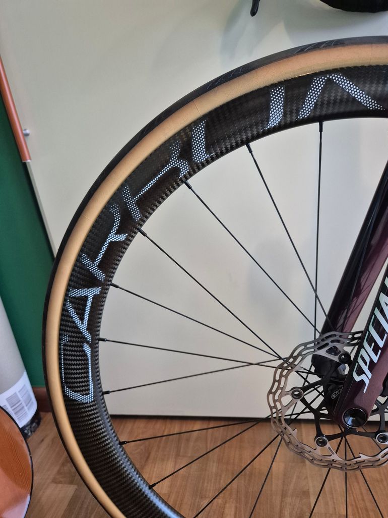 Used space carbon WS Road Wheelset with DT Swiss 180 SP Ceramic Hubs 2024 bike — image 3 of 12