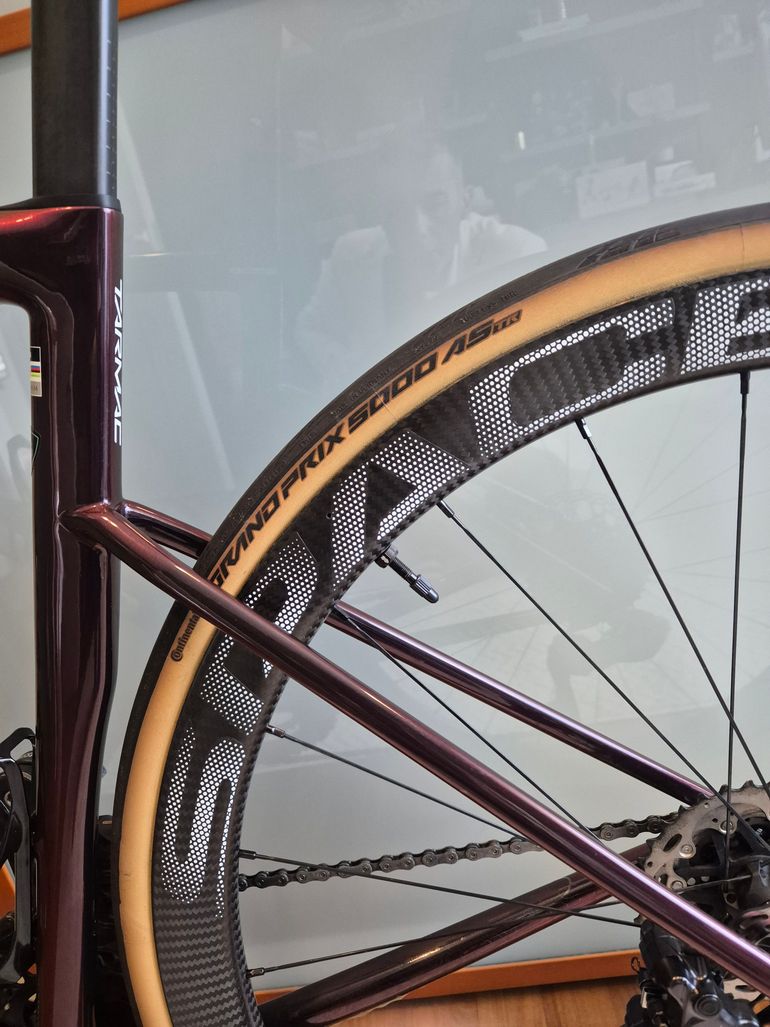 Used space carbon WS Road Wheelset with DT Swiss 180 SP Ceramic Hubs 2024 bike — image 4 of 12