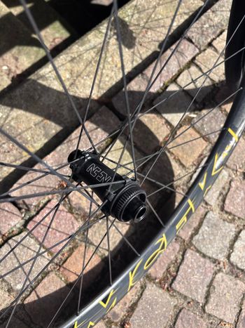 Used Nonplus MCFK Laufradsatz by R2 ultralite 2025 bike — image 15 of 17