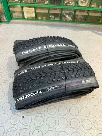 Used Vittoria MEZCAL GRAPEHENE 2.0 700x35 bike — image 2 of 6