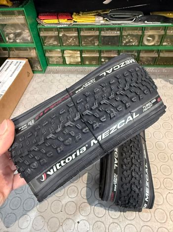 Used Vittoria MEZCAL GRAPEHENE 2.0 700x35 bike — image 3 of 6